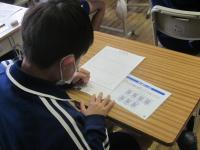 解答用紙に自分のシールを貼り準備万端