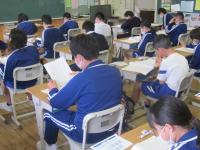 開始前の緊張感漂う教室