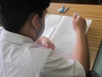 問題文をよく読んで真剣に解答する６年生