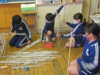 新聞紙を丸めた棒をたくさん作ります