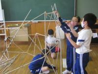 帽をつないでグループでいろいろな形を造ります