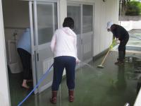 通路やトイレもブラシでゴシゴシ