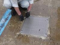 排水溝のネジもしっかり締めて事故防止