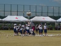 １年生は紅白玉入れ（チェッコリダンスと玉入れ）