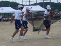 ６年生は「フライシートリレー」