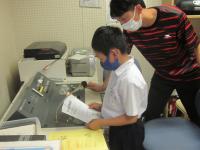 めあてを発表する学年代表児童