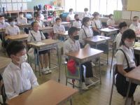 放送に耳を傾け、しっかり話を聴く子どもたち