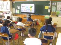 動画に見入る子どもたち 動画に見入る子どもたち