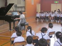 ショパンの「子犬のワルツ」に耳を傾ける子どもたち ショパンの「子犬のワルツ」に耳を傾ける子どもたち