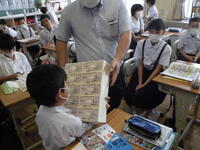 １億円は約１０ｋｇあります。税金の重みです。