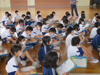 熱心にメモを取りながら説明を聴いています。