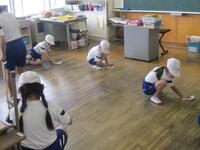 １年生も一生懸命にふき掃除をしています