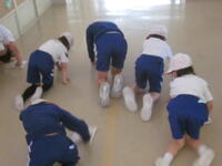 たてわり班で一心不乱に床みがきをしています