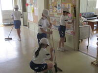 協力しながら隅々まで掃き掃除です