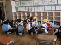 実家庭の子ときょうだいがいる子に分かれて保護者の到着を待ちます