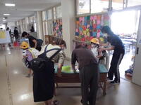 保護者を受付し、担任が確実に引き渡します