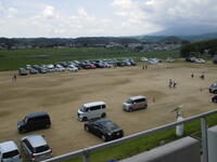 校庭のトラック外周を駐車スペースとしました