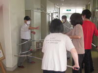 教職員が不審者を校舎に入れないよう訓練しました