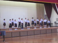 16名の合唱部員が熱唱しました