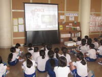 沖電気の工場とつないでリモートで案内していただきました