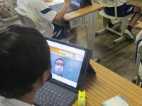 担任の先生の顔が映り、話が聞こえます。