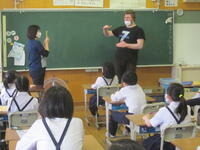 カードを使った英語ゲームの説明を聞きます。