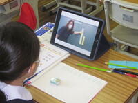 タブレットの画面を見ながら先生の説明を聞きます。