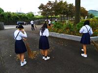 ６年生が奉仕活動、５年生は校舎内を清掃しています。