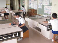 家庭科室で集中して考えています。