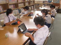 図書館でも静かに集中しています。