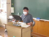 先生は、教室でやり取りしながら進捗状況をチェックしています。