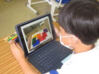 この色とこの色が重なると別の色に見えるね。