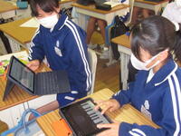 いろいろなリズムを試し自分の旋律を作ります。