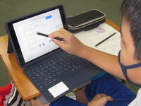 タブレットを使って入力し、共有します。 タブレットを使って入力し、共有します。