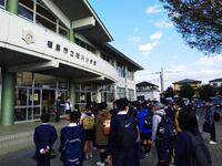 青空のもと子どもたちの顔はやる気でいっぱいでした。