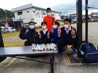 バスを待つ間に自分たちが作った起き上がり小法師を見せ合いました。