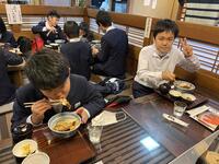 名物のソースカツ丼に舌つづみを打ちます。