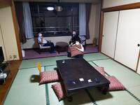 広い部屋でゆっくりマナーを守って過ごします。