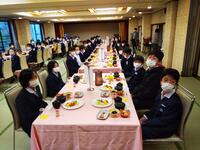 食事前の先生の話に耳を傾ける子どもたちでした。