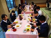 黙食を実行中の子どもたちです。