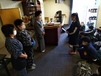 代表児童がホテルの方に御礼のあいさつをしました。