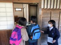 武士の暮らしについての説明を読む子どもたちでした。