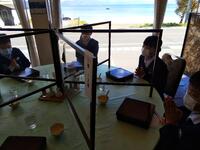 猪苗代湖を背に、手を合わせて、いただきます。