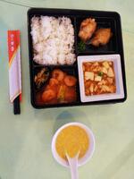 写真が横になりました。昼食のメニューです。