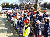 代表児童のあいさつを真剣に聞く子どもたちでした。