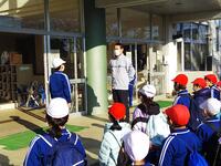 教頭先生が見送りの先生方を代表して、行ってらっしゃい、のあいさつ。