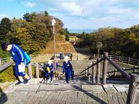 海の見える高台にあるゴールに向かって最後の頑張りです。
