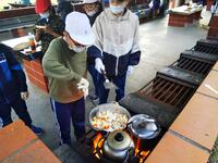 協力して料理をしていました。