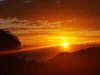 きれいな朝焼けが海を照らしました。