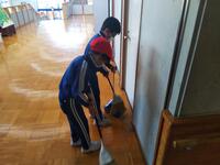 館内の分担場所を清掃しています。